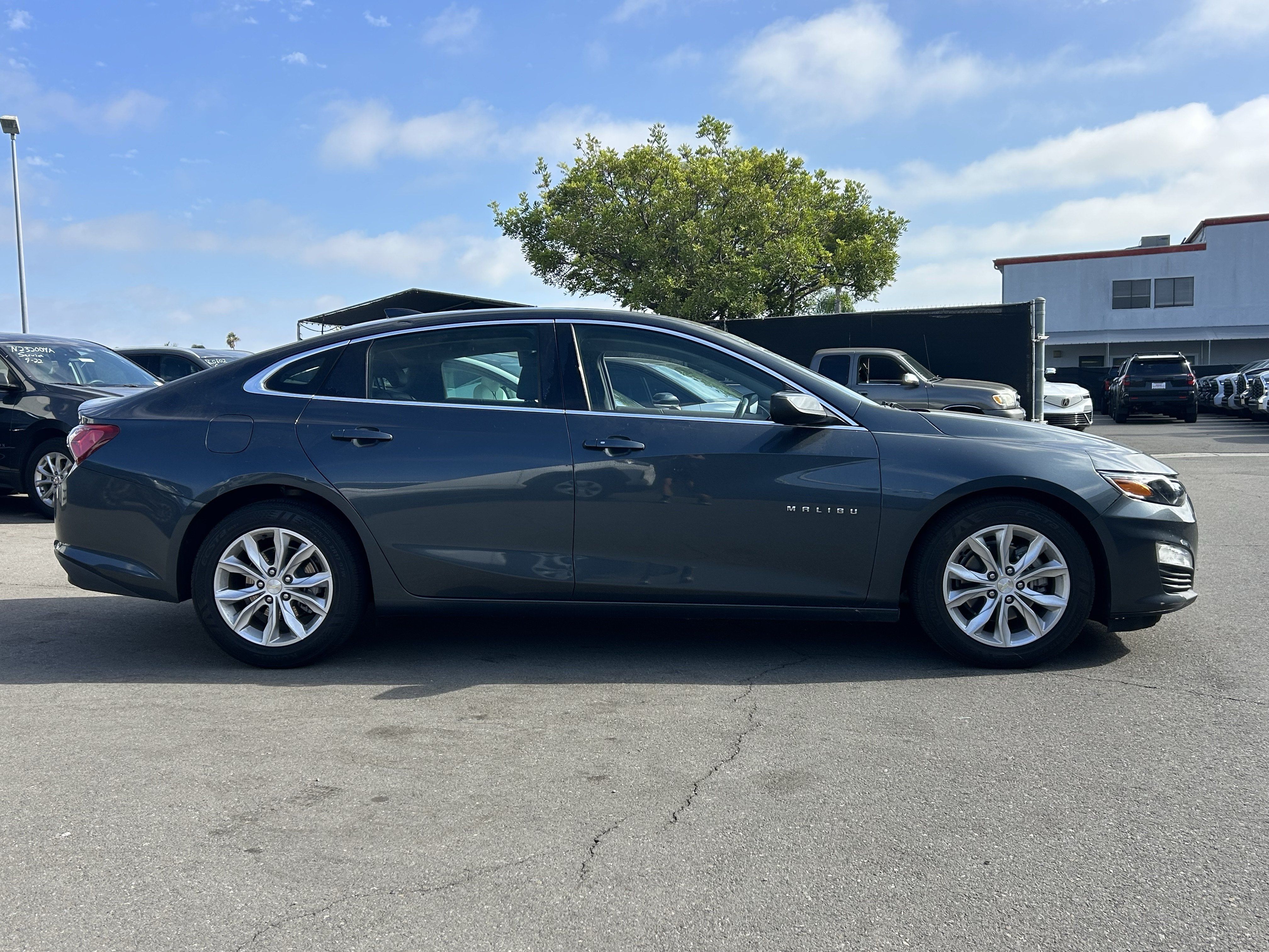 Used 2019 Chevrolet Malibu Hybrid w/ Leather Package FWD image 2