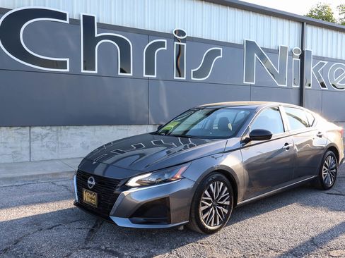 Used 2025 Nissan Altima 2.5 SV FWD image 1