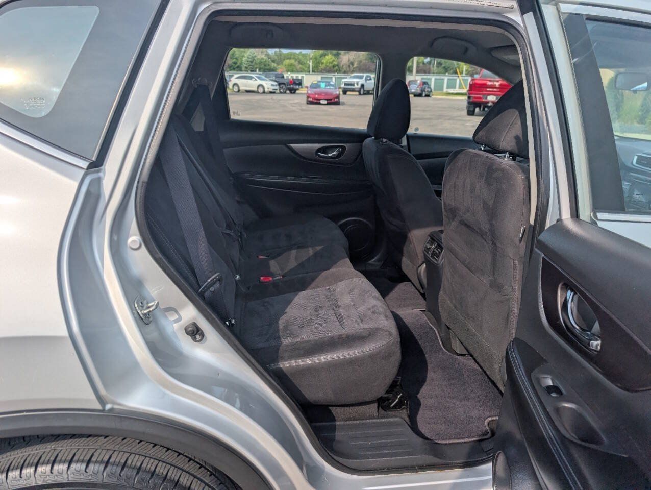 Used 2015 Nissan Rogue S FWD image 12