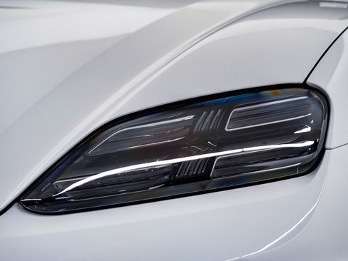 Certified 2025 Porsche Macan Electric image 7