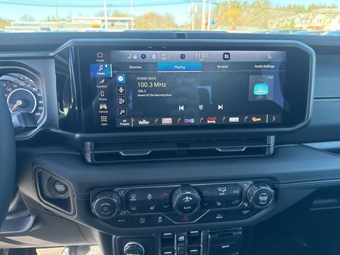 Certified 2025 Jeep Gladiator Sport image 12