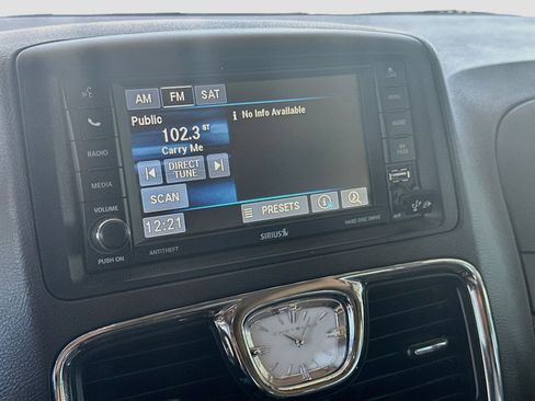 Used 2013 Chrysler Town & Country Touring FWD image 19