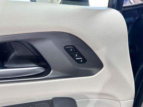 Used 2024 Chrysler Pacifica Touring-L FWD image 34