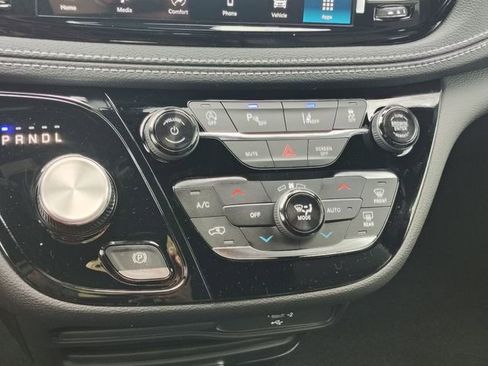 New 2026 Chrysler Pacifica Select image 24