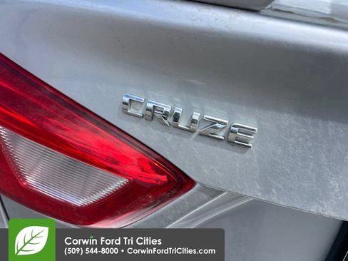 Used 2018 Chevrolet Cruze Premier w/ Enhanced Convenience Package FWD image 18