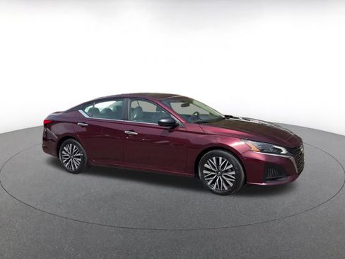 Used 2025 Nissan Altima 2.5 SV FWD image 2