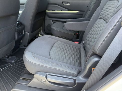 Used 2022 Nissan Pathfinder SV w/ SV Premium Package FWD image 29