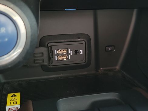 Used 2022 Toyota Venza Limited image 32