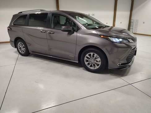 Used 2021 Toyota Sienna XLE image 2