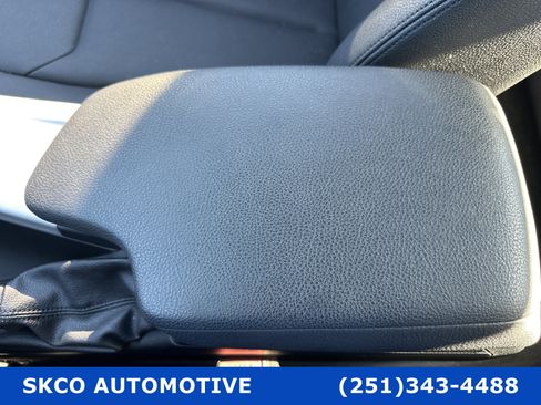 Used 2018 BMW 320i Sedan image 25