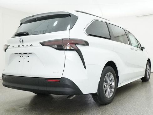 New 2026 Toyota Sienna XLE image 12