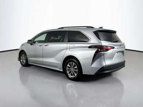 Certified 2021 Toyota Sienna XLE w/ XLE Plus Package FWD image 5