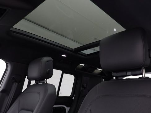 Used 2025 Land Rover Defender 110 X-Dynamic SE image 13