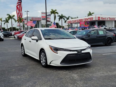 Used 2021 Toyota Corolla LE FWD image 2