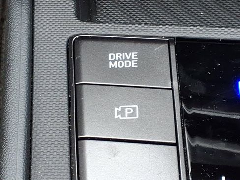 Certified 2025 Hyundai Elantra Sport image 17