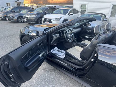 Used 2020 Ford Mustang Premium RWD image 33