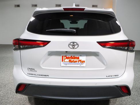 Used 2023 Toyota Highlander Limited FWD image 8