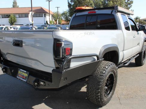 Used 2018 Toyota Tacoma TRD Off-Road w/ Technology Package AWD/4WD image 36