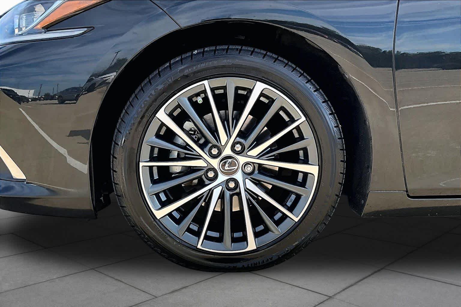 Certified 2022 Lexus ES 350 w/ Premium Package FWD image 11