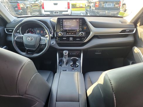 Used 2020 Toyota Highlander XLE image 16