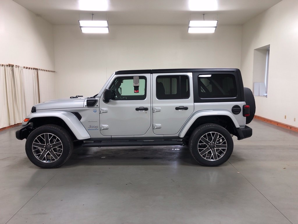 Used 2023 Jeep Wrangler Unlimited Sahara w/ Cold Weather Group AWD/4WD image 5