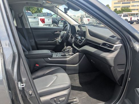 Used 2023 Toyota Highlander XLE AWD/4WD image 32