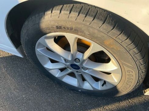 Used 2019 Ford Fusion SE FWD image 11