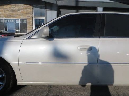 Used 2010 Cadillac DTS Luxury image 30