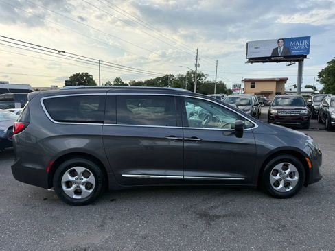 Used 2017 Chrysler Pacifica Touring-L Plus FWD image 4
