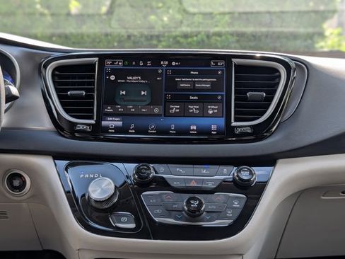 Used 2023 Chrysler Pacifica Touring-L FWD image 15
