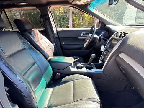 Used 2014 Ford Explorer XLT w/ Equipment Group 202A image 28