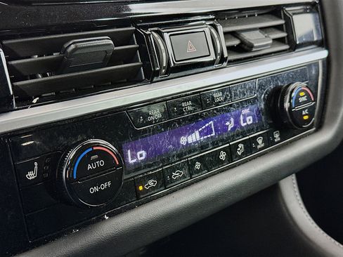 Used 2024 Nissan Pathfinder SV image 23