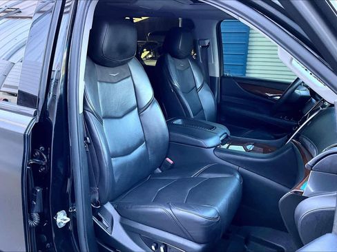 Used 2020 Cadillac Escalade Luxury image 8