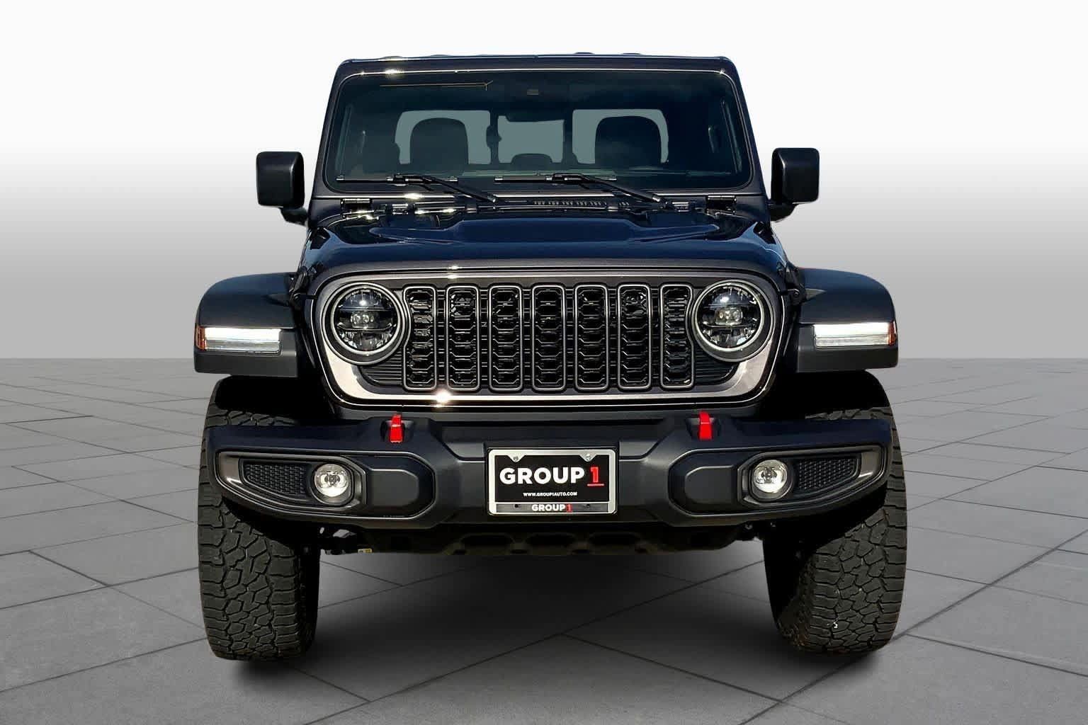 Used 2025 Jeep Gladiator Rubicon w/ Convenience Group AWD/4WD image 3