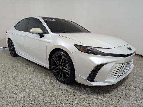 Used 2025 Toyota Camry XSE FWD image 1