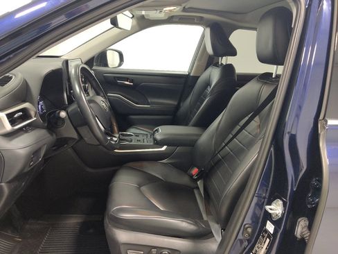 Used 2021 Toyota Highlander XLE AWD/4WD image 17