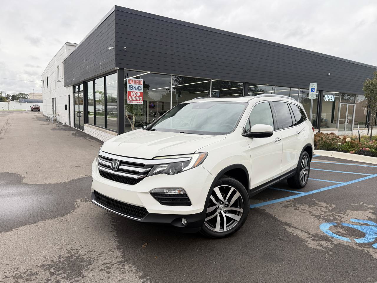 Used 2018 Honda Pilot Touring image 1