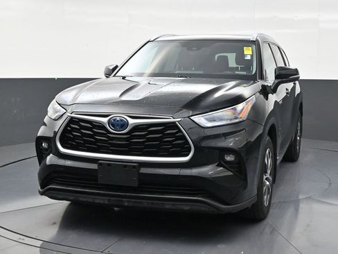Used 2021 Toyota Highlander XLE AWD/4WD image 8