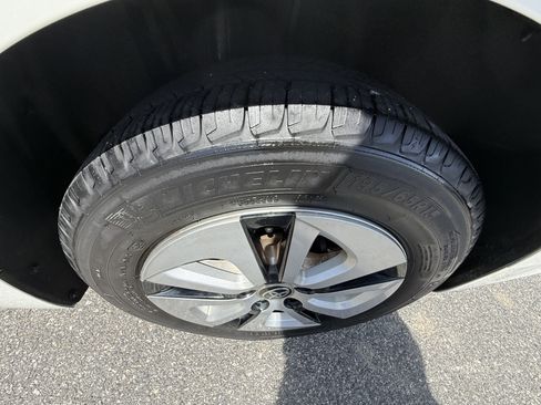 Used 2016 Toyota Prius Four Touring FWD image 27