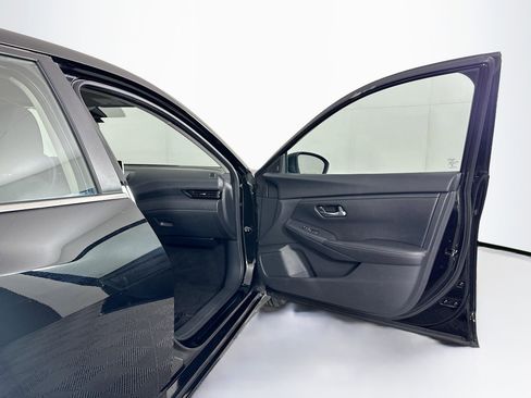 Used 2025 Nissan Sentra SV FWD image 30