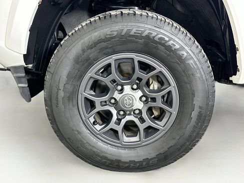 Used 2017 Toyota Tacoma SR5 w/ Tow Package image 11