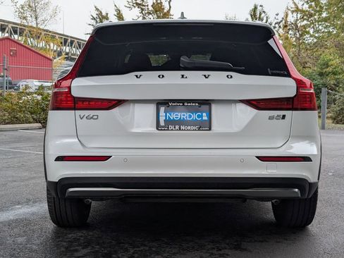 Used 2025 Volvo V60 B5 Cross Country Plus image 6