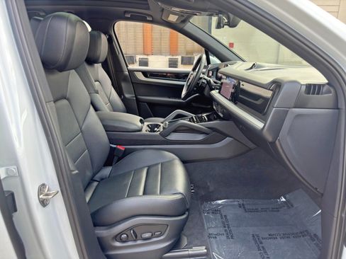 Used 2024 Porsche Cayenne AWD/4WD image 16