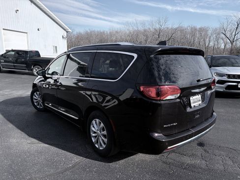 Used 2019 Chrysler Pacifica Touring-L w/ Premium Audio Group image 6