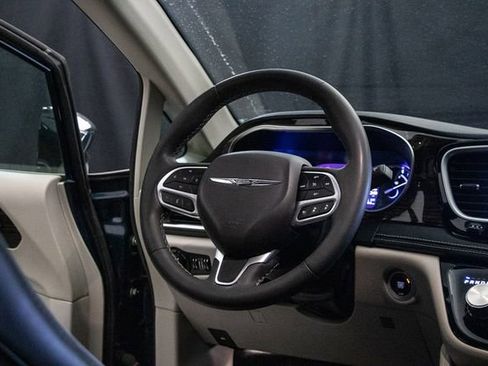 Used 2023 Chrysler Pacifica Limited FWD image 14