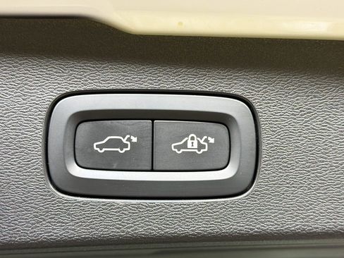 Used 2020 Volvo V60 T5 Cross Country image 14