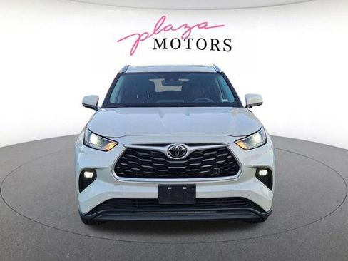 Used 2021 Toyota Highlander XLE AWD/4WD image 2
