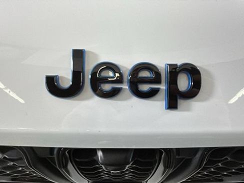 Used 2022 Jeep Grand Cherokee Trailhawk AWD/4WD image 8