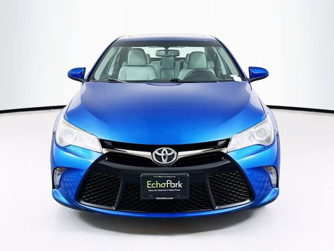 Used 2017 Toyota Camry SE w/ Moonroof Package FWD image 2