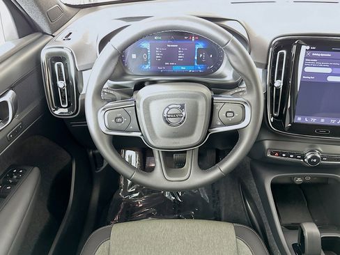 Used 2025 Volvo XC40 B5 Core image 5